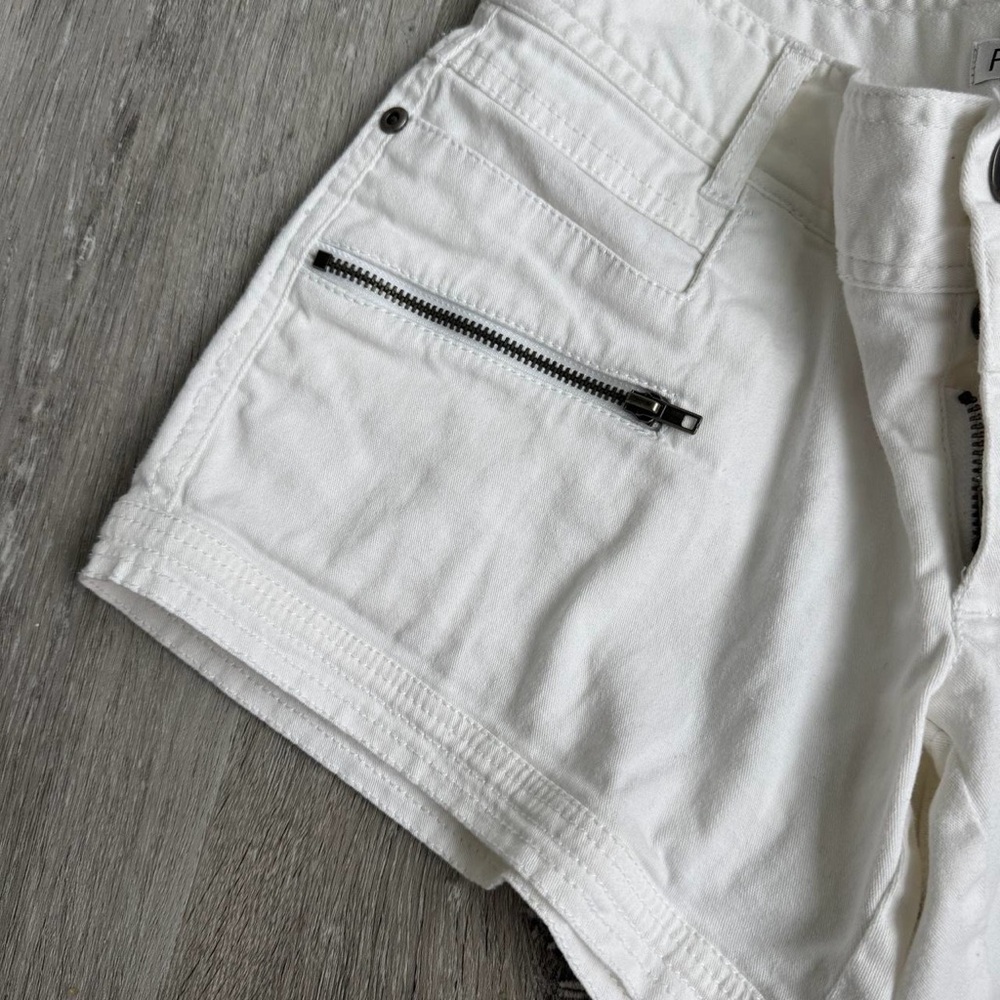 Vintage Mid-Rise White Cotton Cargo Shorts with Zipper Pockets - Picture 3 of 5